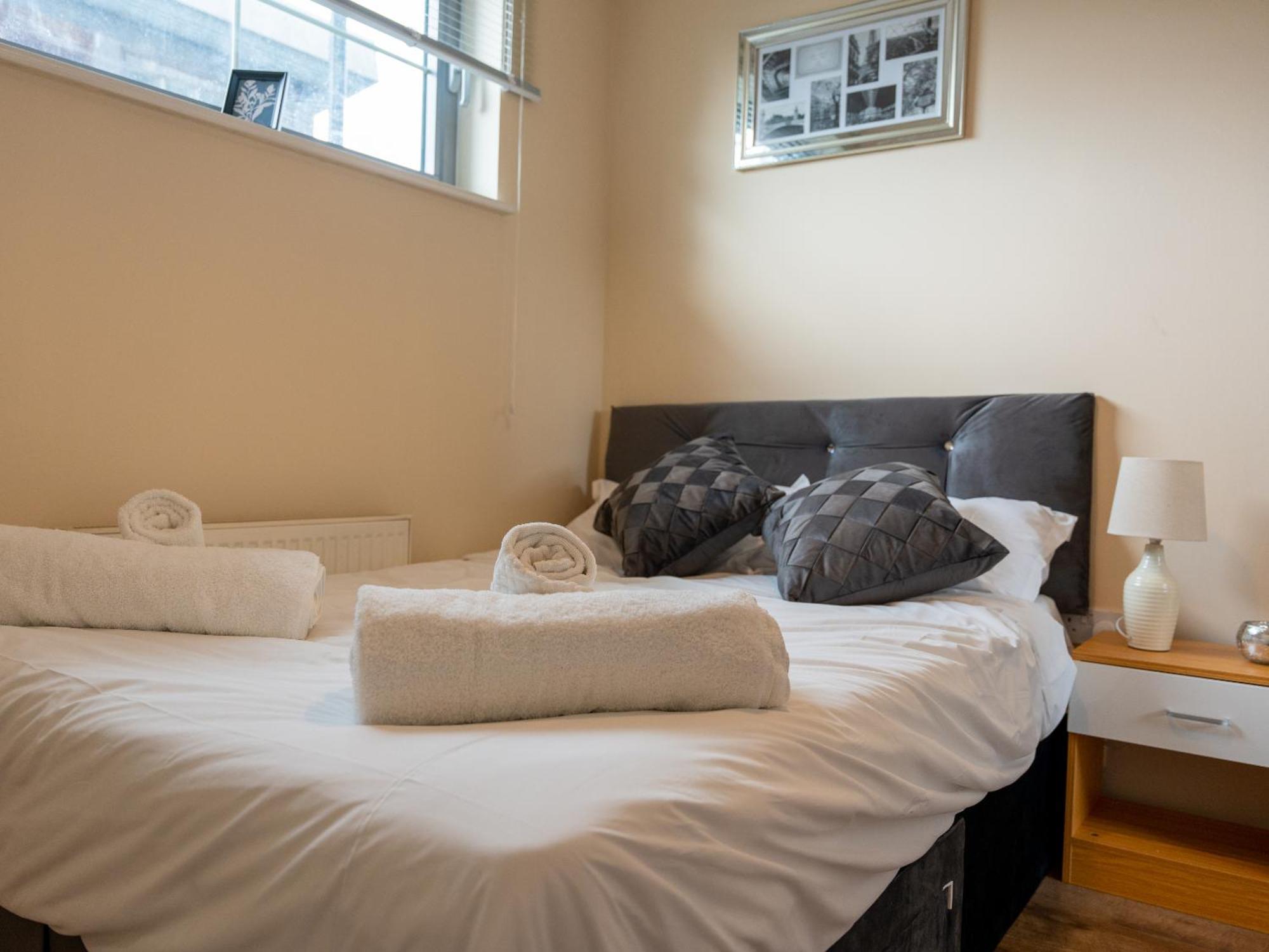 Luxury 2 Bed Apartment - Near Heathrow, Legoland, Windsor Slough Ngoại thất bức ảnh