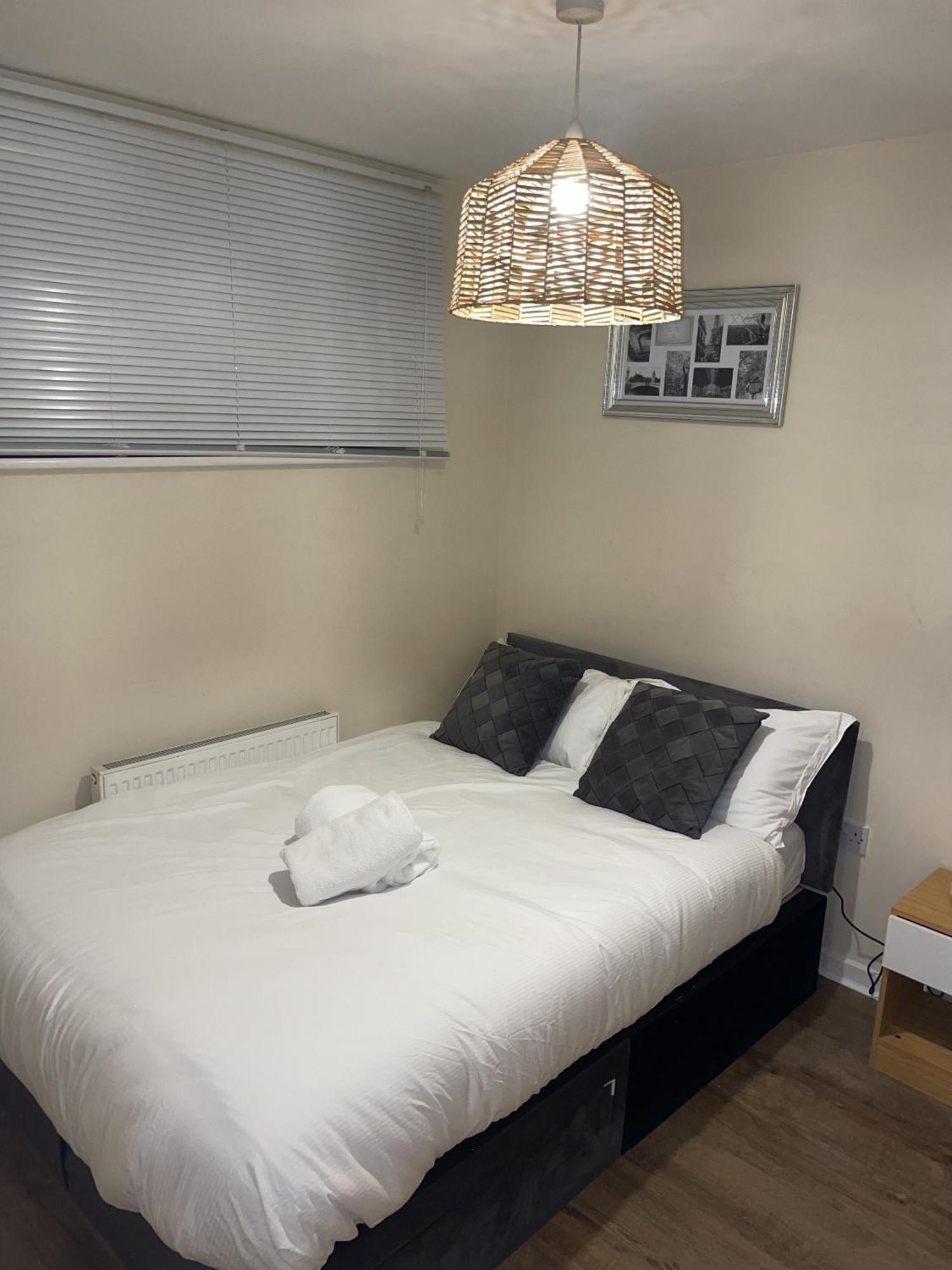 Luxury 2 Bed Apartment - Near Heathrow, Legoland, Windsor Slough Ngoại thất bức ảnh